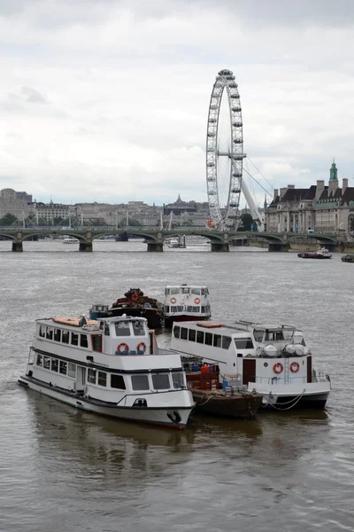 Ojo de Londres y barcos —  Fotos de Stock