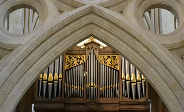 井教堂的风琴εκκλησιαστικό όργανο από πηγάδια — 图库照片