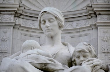 Kadın heykeli Londra'daki