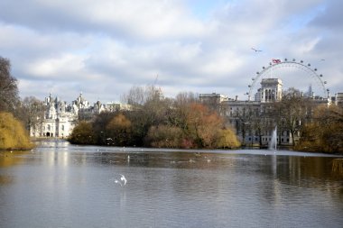 St James parkından binalar ve su yansımaları