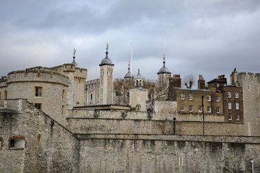 Londra Kulesi ve bulutlu gökyüzü