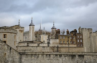 Londra Kulesi ve bulutlu gökyüzü