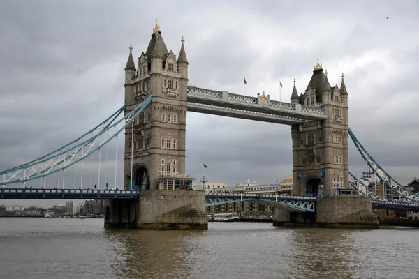 Puente de torre y cielo —  Fotos de Stock