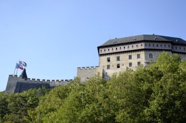 Karlstejn Kalesi ve mavi gökyüzü