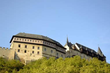 Karlstejn Kalesi ve mavi gökyüzü