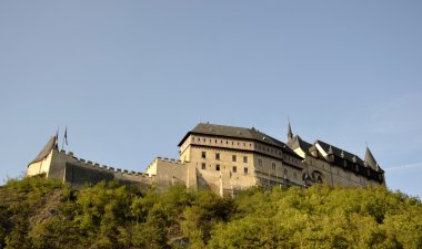 Karlstejn Kalesi ve mavi gökyüzü