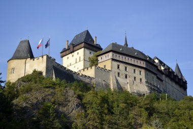 Karlstejn Kalesi ve mavi gökyüzü
