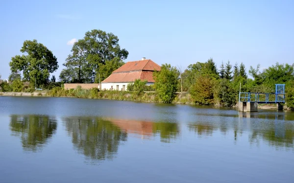 Oude molen met blauwe hemel — Stockfoto