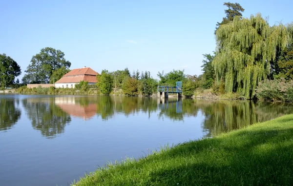 Oude molen met blauwe hemel — Stockfoto