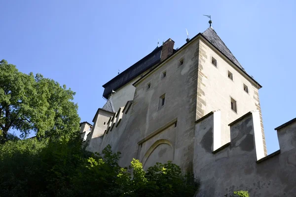 Castelo de Karlstejn e céu azul — Fotografia de Stock