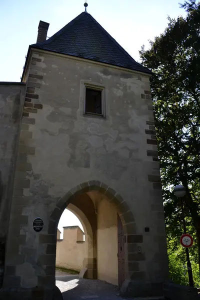 Castillo de Karlstejn y cielo azul — Foto de Stock