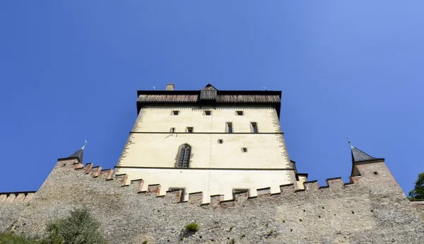 Castillo de Karlstejn y cielo azul —  Fotos de Stock