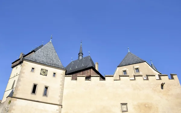 Castelo de Karlstejn e céu azul — Fotografia de Stock