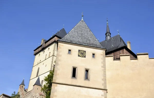 Karlstejn замок і синього неба — стокове фото
