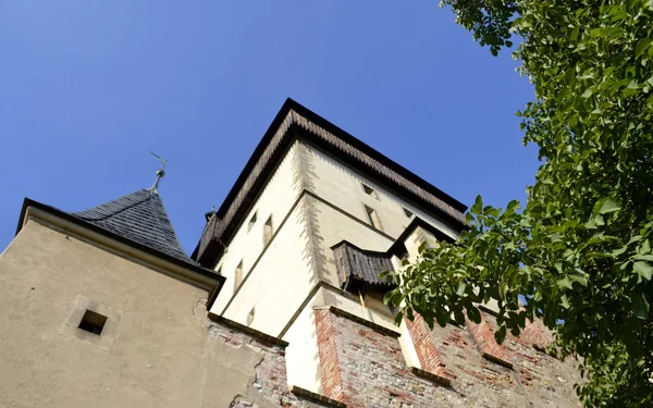 Karlstejn castle and blue sky — Stock Photo, Image