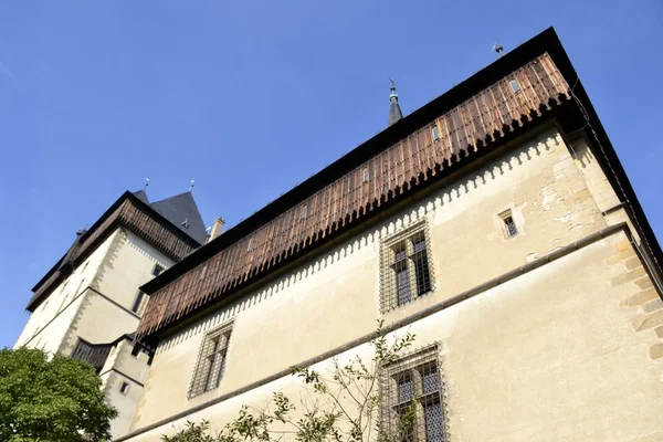 Château de Karlstejn et ciel bleu — Photo