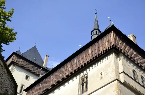 Karlstejn zamek i niebieski niebo — Zdjęcie stockowe