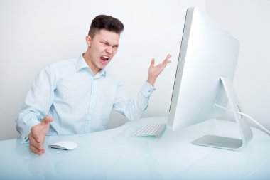 Öfkeli işadamı kablosuz bağlantı ve/veya bilgisayar becerileri onun eksikliği ile hayal kırıklığına
