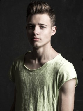 Siyah arka plan üzerine tişört genç yakışıklı adam