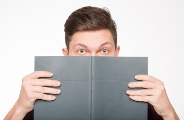 Genç adam bir kitap saklanıyor