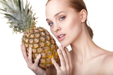 Beyaz arka plan üzerinde izole ananas ile güzel kadın