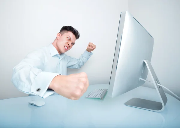 Un hombre de negocios furioso frustrado con su falta de conexión inalámbrica y / o habilidades informáticas saca su ira golpeando su computadora — Foto de Stock