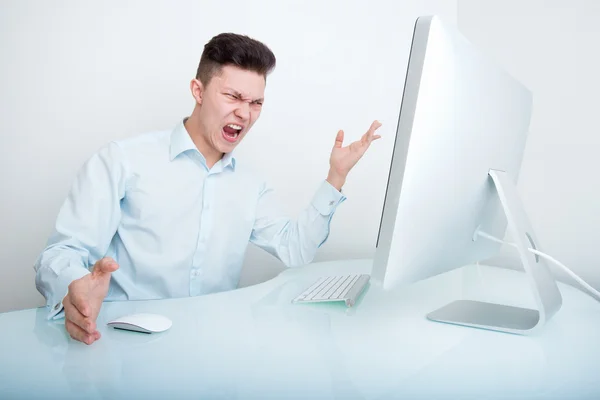 Un hombre de negocios furioso frustrado con su falta de conexión inalámbrica y o habilidades informáticas — Foto de Stock