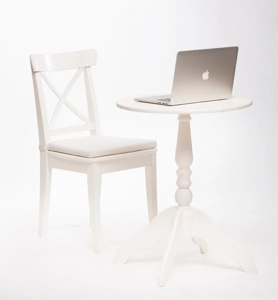 Moderna silla blanca interior y mesa con ordenador portátil — Foto de Stock