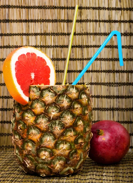 Cocktail in pineapple with a slice of grapefruit — Stock Photo, Image