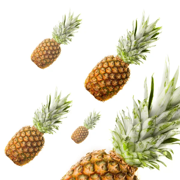 Dojrzałe ananasy wyizolowane na białym — Zdjęcie stockowe