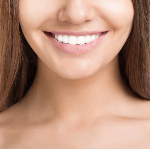 Portret van mooie lachende jonge vrouw met perfecte huid en tanden. Sloot — Stockfoto