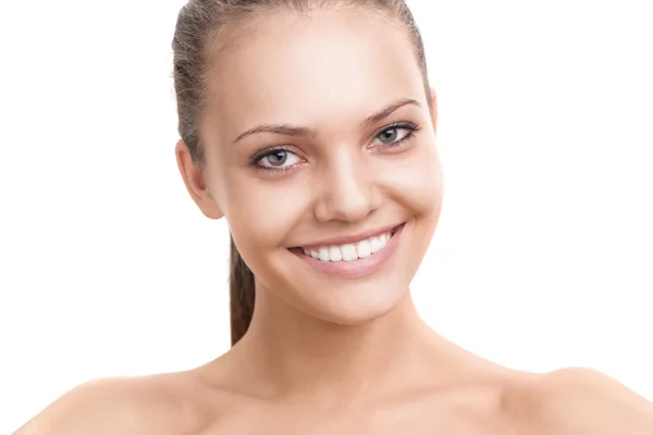 Retrato de una hermosa joven sonriente con piel perfecta y dientes blancos — Foto de Stock