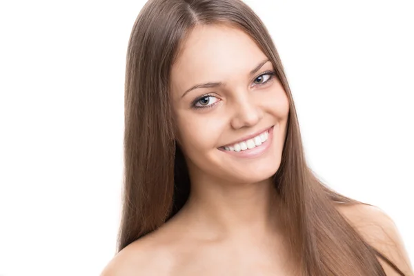 Portret van verbazingwekkende lachende jonge mooi meisje met lange bruine haren — Stockfoto