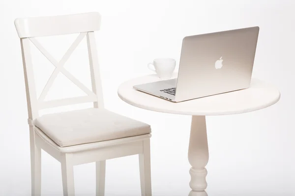 モダンなインテリアの白い椅子とテーブル ノート パソコンに ストックフォト