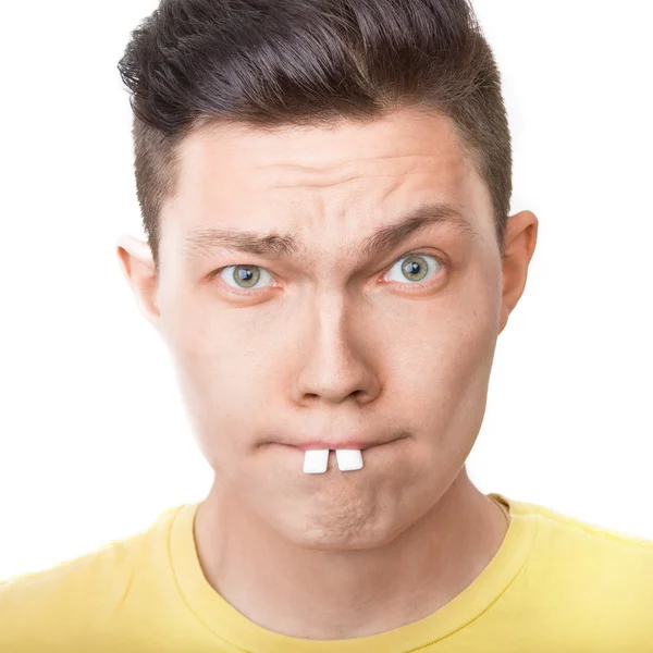 Joven tipo divertido con goma de mascar en lugar de dientes. Fondo blanco — Foto de Stock