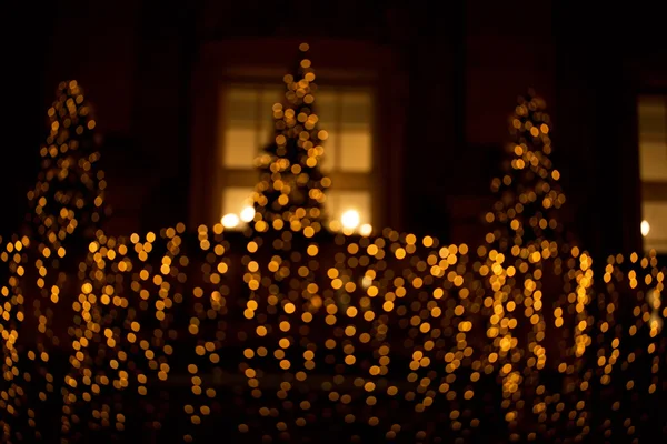 Defokussierte Weihnachtsbeleuchtung im Dunkeln. — Stockfoto
