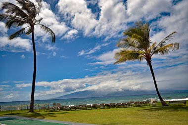 Mavi, gök ve avuç içi West Maui en ünlü Kaanapali Beach, Hawaii sallanan ile mavi okyanus