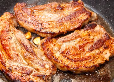 sulu domuz biftek tavada