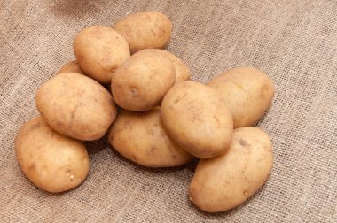 Çuval patates yığını