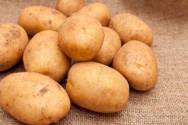 Çuval patates yığını