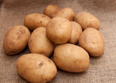 Çuval patates yığını
