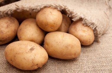 Çuval patates yığını