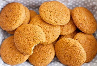 Kahvaltı için lezzetli yulaflı kurabiyeler.