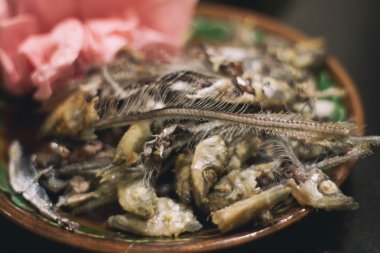 akşam yemeğinden sonra kemik capelin