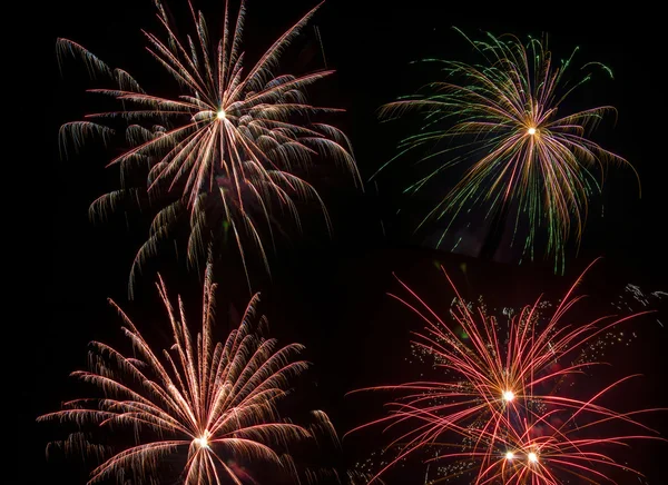 Verzameling van geïsoleerde vuurwerk op zwarte achtergrond — Stockfoto