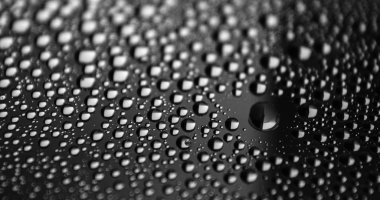 Camdaki su damlacıkları