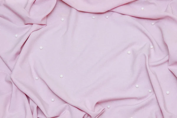 Pembe keten kumaş arka plan, pliseli ve beyaz incilerle metin için boş alan, reklam şablonu konsepti, doğal ve sentetik kumaşlar, giysi ve aksesuarlar, yatak örtüsü