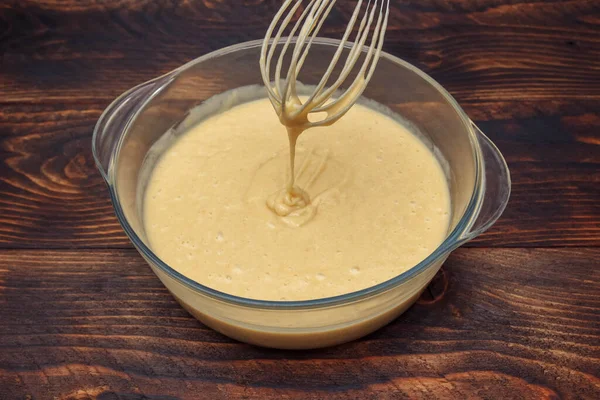 Pâte Liquide Pâteuse Dans Bol Verre Avec Fouet Sur Une — Photo