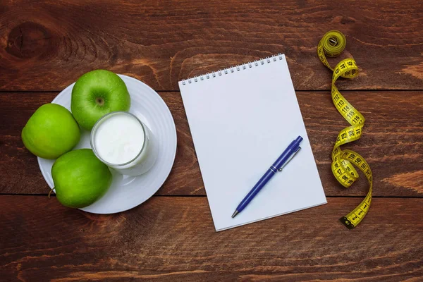 Cuaderno Blanco Vacío Con Lápiz Cinta Métrica Amarillo Manzanas Verdes —  Fotos de Stock