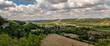 Şatonun Panorama 'sı, Almanya' nın Saksonya Anhalt kenti Naumburg yakınlarındaki Saale nehri kıyısındaki Saale nehri üzerindeki manzara ve turizm alanı olan Rudelsburg ve Saaleck 'i harabeye çeviriyor.